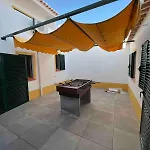 Casa de Férias With Pool In The Heart Of Oura -